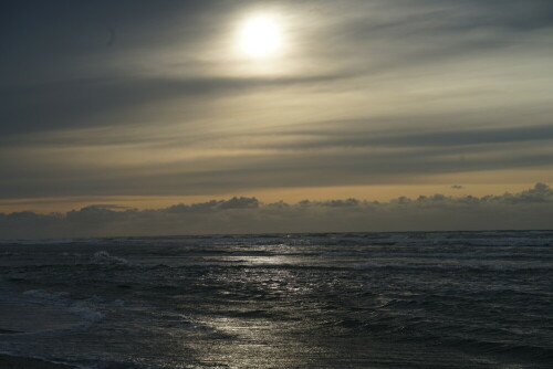 Das Meer wirkte an diesem Abend wie auf einem klassischen Bild von William Turner. Die untergehende Sonne erzeugte verschiedenartige Schattierungen im Meer.

Aufnameort: Strandabschnitt auf der Höhe von Loog (Juist)
Kamera: Sony Alpha 7/II