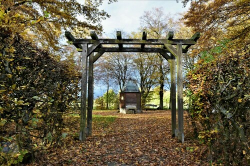 Sauerbrunnen, auch "Sauerborn" genannt

Aufnameort: Wetterau
Kamera: Nikon D 3000