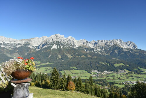 Blick von der "Rübezahl-Alm" zum Wilden Kaiser

Aufnameort: Ellmau in Tirol
Kamera: Nikon D7200