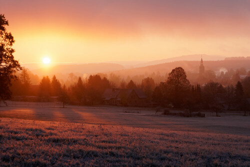 Selten sehe ich so einen schönen Sonnenaufgang! Dieser war wunderschön. Nach einer frostigen Nacht im November färbte sich alles so herrlich rot, dazu der leichte Dunst.. ein Traum

Aufnameort: Schönbach, Sachsen
Kamera: Sony A 77 II