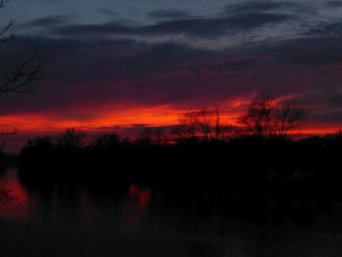 Zur Zeit jeden Tag ein anderer Sonnenuntergang.
Aber sowas habe ich noch nie gesehen!

Aufnameort: Lichternsee - Ulm/Donautal
Kamera: Panasonic Lumix TZ 71