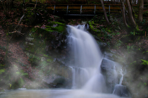 kleiner-wasserfall-im-nebel-23959.jpeg