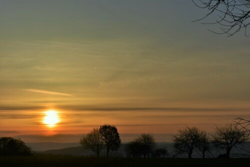 Frostiger Sonnenaufgang in Richtung "Büdingerland"

Aufnameort: Wetterau
Kamera: Nikon D 300