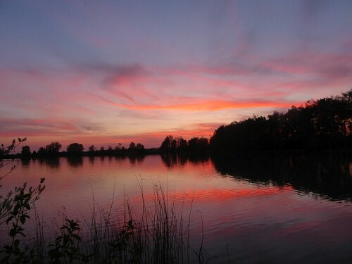 Sonnenuntergang 24.4. gegen 19.42 h

Aufnameort: Am Ersinger See
Kamera: Panasonic Lumix TZ 71