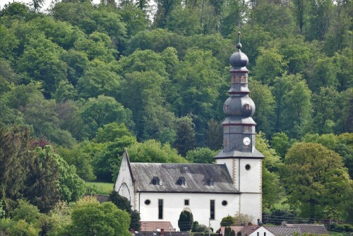 diese Kirche mit Zwiebelturm steht nicht in Bayern sondern in der Wetterau

Aufnameort: Wetterau - Ober Mockstadt
Kamera: Nikon D7200