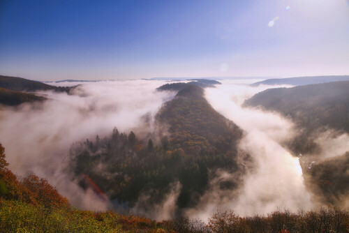 Das Wahrzeichen des Saarlandes an einem herbstlichen Morgen noch teilweise im Nebel versunken.

Aufnameort: Mettlach, Saarland
Kamera: Canon EOD 5 D III mit EF 24-70