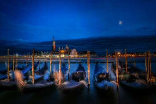 Das sanfte Schaukeln der Gondeln in Venedig, kommt dem Seelebaumeln gleich.

Aufnameort: Vendedig
Kamera: Nikon D 800