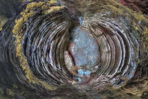 Die Tauglschlucht oder red canyon befindet sich im Land Salzburg in der Nähe von Kuchl. Sie ist nur mit Watstiefel begehbar und ein Anreiz für jeden Fotografen. Dieses Bild ist mit der Kugelpanoramatechnik enstanden. Besteht aus ca 30 Bildern.

Aufnameort: Kuchl
Kamera: Nikon D 800