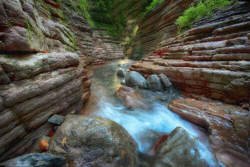 Die Tauglschlucht oder red canyon befindet sich im Land Salzburg in der Nähe von Kuchl. 
Ein Freund von mir hat mir so ein Bild gezeigt und mich gefragt ob ich das kenne. Ich kannte es nur von Bildern. War aber gleich begeister dorthin zu fahren. Wir fanden den Einstieg nicht. Ich stellte das Bild in den Fotoclub und fragte ob jemand weiß, wie man da hinkommt. Ein Fotokollege kannte es, und bot sich an die Tour zu begleiten.

Aufnameort: Kuchl
Kamera: Schlucht