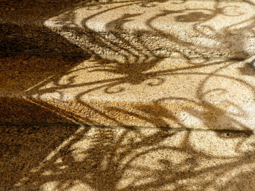 gelander-schatten-auf-nasser-granittreppe-26624.jpeg