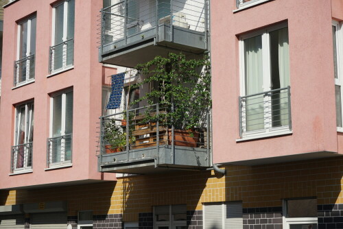 Auch die Großstadt kann ein Ort hoher Biodivervität sein. Dieser Balkon in der Kölner Südstadt zeigt eindrücklich, was auch auf einer kleinen Balkonfläche möglich ist, wenn man sich nur Mühe gibt.

Aufnameort: Kölner Südstadt
Kamera: Sony Alpha 7/II