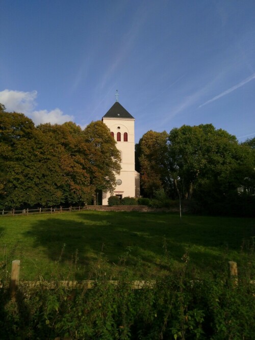 Der Bereich um die kleine Kirche St. Gereon in Köln wird zurecht als geschützter Landschaftsbestandteil geführt. Auf den Wiesen um die Kirche herum weiden Schafe und Pferde. Irgendjemand hat sogar Bienenstöcke auf den Wiesen aufgestellt.

Aufnameort: Merheim Köln
Kamera: Fairphone 2