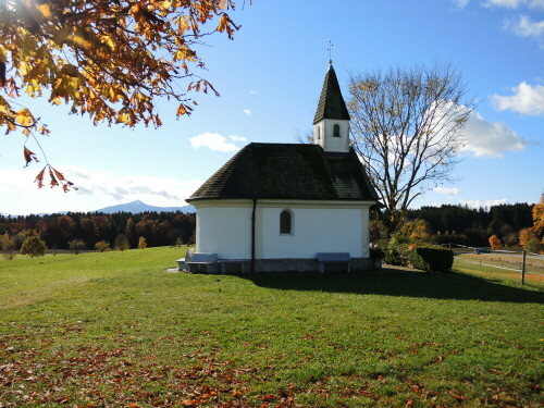 November am Chiemsee, auf einer Tour diese Kaplle gesehen

Aufnameort: zwischen Seebruck und Gsadt
Kamera: Nikon Coolpix