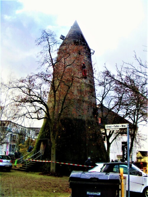 Bunker sind gewissermaßen "Relikte" aus der Kriegszeit.
https://de.wikipedia.org/wiki/Liste_von_Bunkeranlagen

Aufnameort: Gießen im Ostsüdosten
Kamera: Medion Camcorder