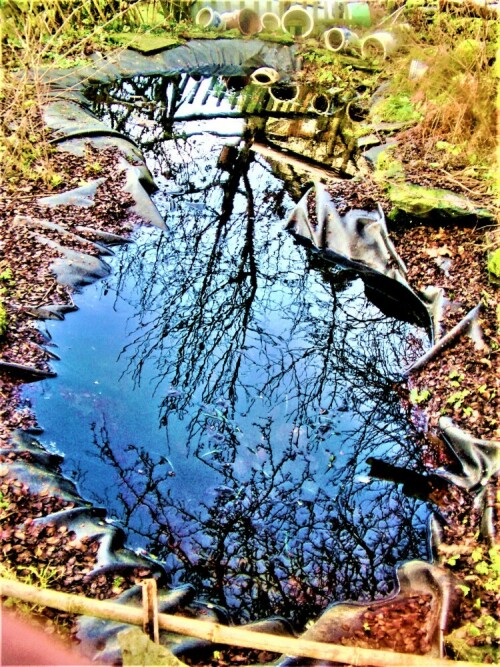 Ein Tümpel als Geländevertiefung kann selbst oder auch über Zuleitungen ggf. Regenwasser auffangen.
https://de.wikipedia.org/wiki/T%C3%BCmpel

Aufnameort: Eiershausen Garten
Kamera: Medion Camcorder