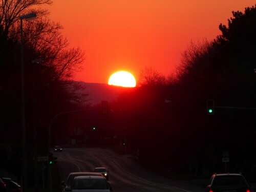 Gestern gegen 19.45 h gabs dieses wunderschönen Sonnenuntergang.

Aufnameort: Wiblingen
Kamera: Panasonic Lumix TZ 71