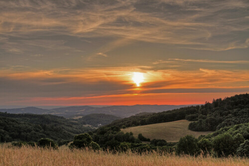 Sonnenuntergang auf der Kreidacher Höhe

Aufnameort: Odenwald
Kamera: Canon EOS 7D