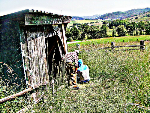 Stall zur Unterbringung von Vorräten oder Vieh
https://de.wikipedia.org/wiki/Stall

Aufnameort: Simmersbach Feld im Nordwesten
Kamera: Medion Camcorder