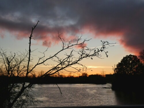 Sonnenuntergang am Lichternsee

Aufnameort: Lichternsee-Donautal/Ulm
Kamera: Panasonic TZ 96 D