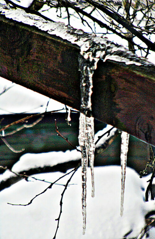 eiszapfen-am-terrassengelander-30778.jpeg