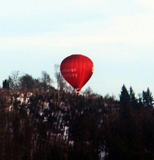 Fessel- bzw. Heißluftballon wurden und werden zu touristischen Zwecken, aber auch zu wissenschaftlichen Untersuchungen genutzt.
Hierbei können sie bemannt oder unbemannt sein.
Oft werden sie auch zu Werbezwecken eingesetzt.
https://de.wikipedia.org/wiki/Fesselballon

Aufnameort: Eiershausen Hirschbergwald
Kamera: Canon EOS 1300D