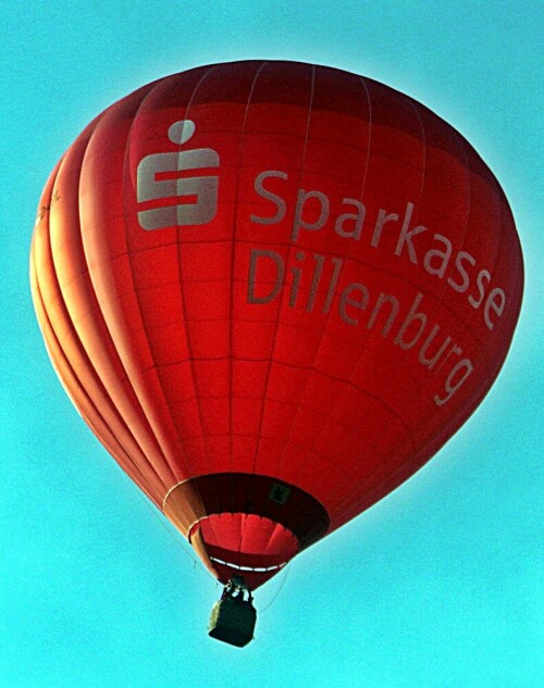 Auch ein Heißluftballon kann als eine Art "Reisegefährt" betrachtet werden.
https://www.ecosia.org/search?q=heißluftballonfahrt
(Anmerkung: Ein Feuerwehreinsatz letzter Woche erbrachte, dass in der Sparkasse Wissenbach ein Geldautomat vergeblich in der Nacht versucht worden ist zu sprengen.....)

Aufnameort: Eiershausen
Kamera: Canon EOS 1300D