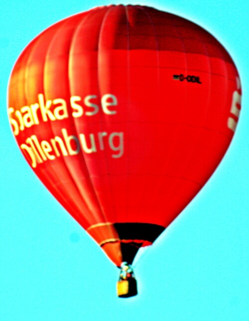 Neben Heißluftballon gibt es auch Gasballons, die statt Luft mit Gas betrieben werden. Ferner gibt es auch Solarballons, deren Innenluft über die Sonneneinstrahlung erhitzt wird.
Heißluft-Luftschiffe verfügen bereits über einen Antrieb im Gegensatz zum Ballon.
https://de.wikipedia.org/wiki/Heißluftballon
(Anmerkung: Dieses Bild kann sowohl an den Einbruch in die Wissenbacher Sparkassenfiliale erinnern. Ferner vielleicht auch an den Absturz kürzlich eines Heißluftballons in NRW.

Aufnameort: Eiershausen Garten
Kamera: Canon EOS 1300D