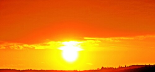 Sonnenunter- wie -aufgänge sind ja als Motiv beliebt.
https://de.wikipedia.org/wiki/Sonnenstand
https://de.wikipedia.org/wiki/Horizont

Aufnameort: Eiershausen
Kamera: Canon EOS 1300D