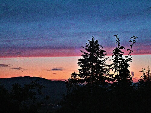 Abendrot bzw. -rosa kann je nach Witterung und Bewölkung bei knapp über dem Horizont "stehender"  Sonne am Abend entstehen.
https://de.wikipedia.org/wiki/Abendrot

Aufnameort: Dietzhölztal in Richtung Ewersbach
Kamera: Canon EOS 1300D