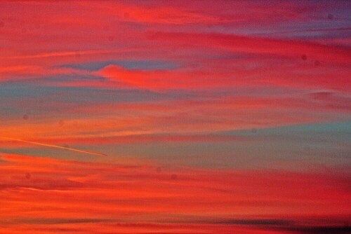 Die rötliche Färbung des Abendhimmels wird als Abendrot bezeichnet.
https://de.wikipedia.org/wiki/Abendrot

Aufnameort: Eiershausen
Kamera: Canon EOS 1300D