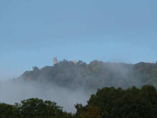 Das Auerbacher Schloss taucht langsam aus dem Nebel auf und
erscheint am wolkenlosen blauen Himmel.

Aufnameort: Fürstenlager Bensheim-Auerbach
Kamera: Lumix FZ 48