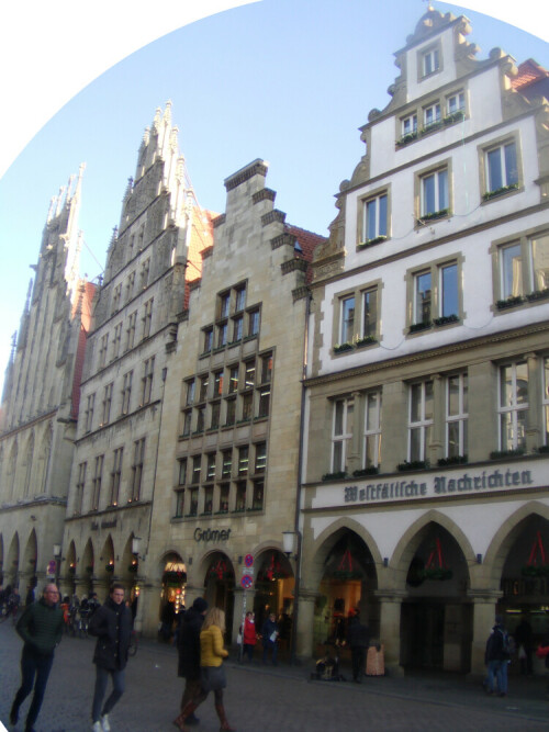 In der Fußgängerzone von Münster lassen sich manche Fassaden von Kauf- wie Handelshäusern betrachten.
(Übrigens das letzte Haus rechts hinten ist das Rathaus von Münster.)
https://de.wikipedia.org/wiki/Münster

Aufnameort: 48143/Münster(Westfalen)
Kamera: Medion Camcorder