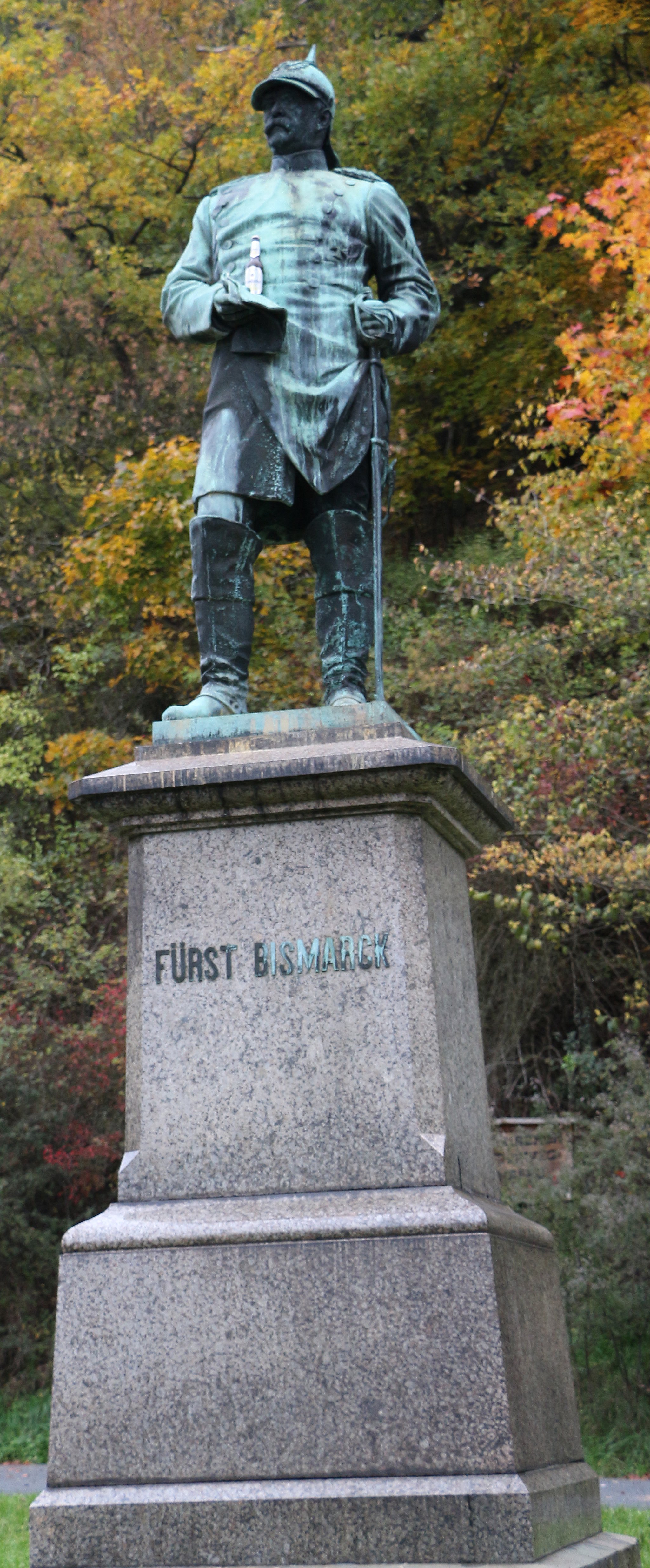 https://de.wikipedia.org/wiki/Bismarckdenkmal
https://de.wikipedia.org/wiki/Dillenburg

Aufnameort: Dillenburg südwestlich des Rathauses
Kamera: Canon EOS 700D