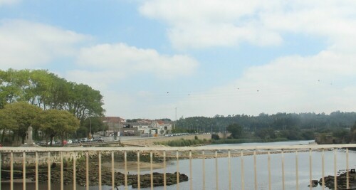 Ein Fluß - Rio Ave - der auch durch die  Stadt Vila do Conde fließt.
https://www.google.de/maps/place/Vila+do+Conde,+Portugal/@41.3553105,-8.7617211,14z/data=!3m1!4b1!4m2!3m1!1s0xd24441d30f3cc2b:0xf35fd2261be6b72f

Aufnameort: Vila do Conde (Nordportugal)
Kamera: Canon EOS 700D