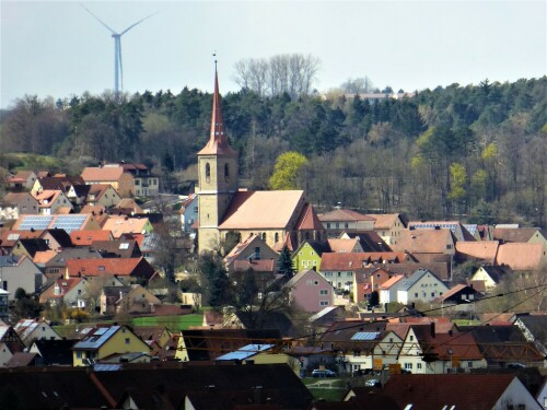 Sachsen / Mfr. liegt in der Sonne und in Lichtenau / Mfr. - dunkle Wolken und Graupel

Aufnameort: Lichtenau / Mfr.
