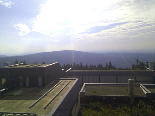 Ein Blick vom Backöferle (ein kleiner Aussichtsturm) über die 
Dächer der ehemaligen Militäranlage der Bundeswehr u. US Army.
Der Schneeberg ist der höchste Berg in Franken und im Fichtelgebirge1051m ü NN der Ochsenkopf 1024 m ü NN

Aufnameort: Auf dem Gipfel
