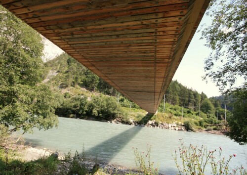 Das Bild entstand beim Spaziergang durch die Rheinschlucht. Das Ziel war diese Hängebrücke.

Aufnameort: Rheinschlucht - Nähe Versam /Graubünden / Schweiz
Kamera: Canon 450D