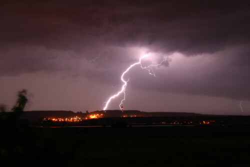 Ein Gewitter tobt über der Ortschaft Arberg in Mittelfranken

Aufnameort: Weidenbach-Triesdorf Mittelfranken
Kamera: Canon EOS400D + Canon EF-S 18-55 IS