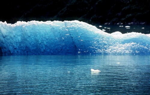 Eisgebilde im UV reflektierendem Sonnenlicht
Eis ist nicht immer weiss, meistens sogar blau, durch die UV Einstrahlung enstehen Farben im Eis die an einem schönem Tag zu traumhaften Farben entstehen.

Aufnameort: Alaska
Kamera: Canon - Dia Fotografie