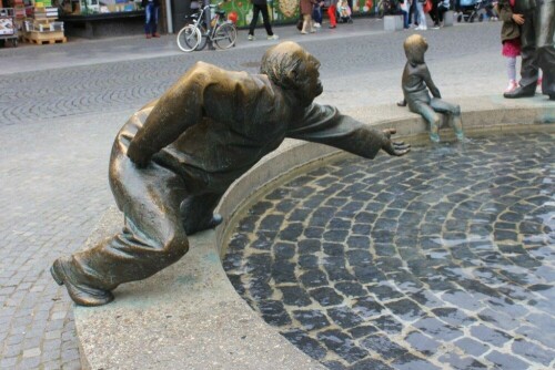 eine mal etwas andere Brunnenfigur in Aachen

Aufnameort: Aachen
Kamera: Canon EOS 60 D