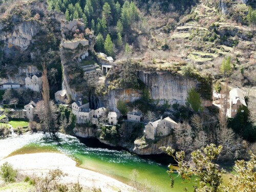 Mein Lieblingsort dort unten. Es sieht phantstisch aus, wenn man
von der Schluchtstrasse herunter auf Castlebouc schauen kann.

Aufnameort: Tarn/Südfrankreich
Kamera: Lumix FZ 48