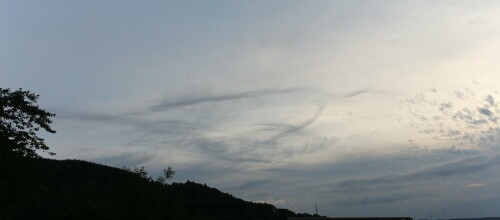 Cirrem als Vorboten einer Wetterfront
https://de.wikipedia.org/wiki/Cirrus_(Wolke)

Aufnameort: Diezhöltztal
Kamera: Canon EOS 700D