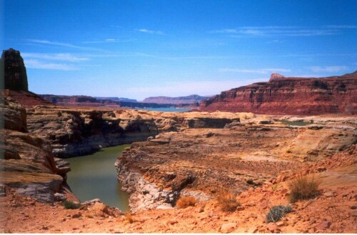 Lake Powell ist der 2.größte Stausee in den USA. Er soll zirka einen 3000km Umfang haben.

Aufnameort: Lake Powell, Arizona, USA
