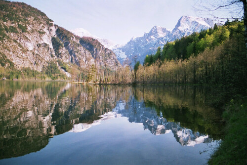 Im Hintergrund und in der Refelktion sieht man die Berge des Toten Gebirges, den12er Kogel, das Rotgschirr und und und

Aufnameort: Almsee/Oberösterreich
Kamera: Canon EOS 50