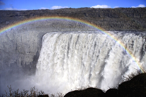 Durch den Sprühnebel des Wassers war dieser schöne Regenbogen zu sehen

Aufnameort: Island Nordosten
Kamera: Sony a550