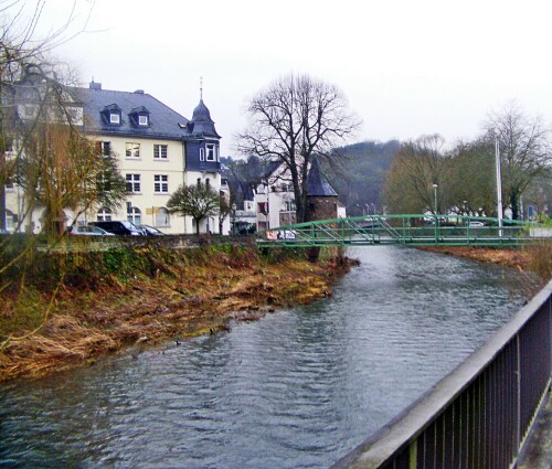 Ein Fluß mit Namen Dill fließt durch Dillenburg.
https://de.wikipedia.org/wiki/Dill_(Fluss)

Aufnameort: Dillenburg
Kamera: Medion Camcorder