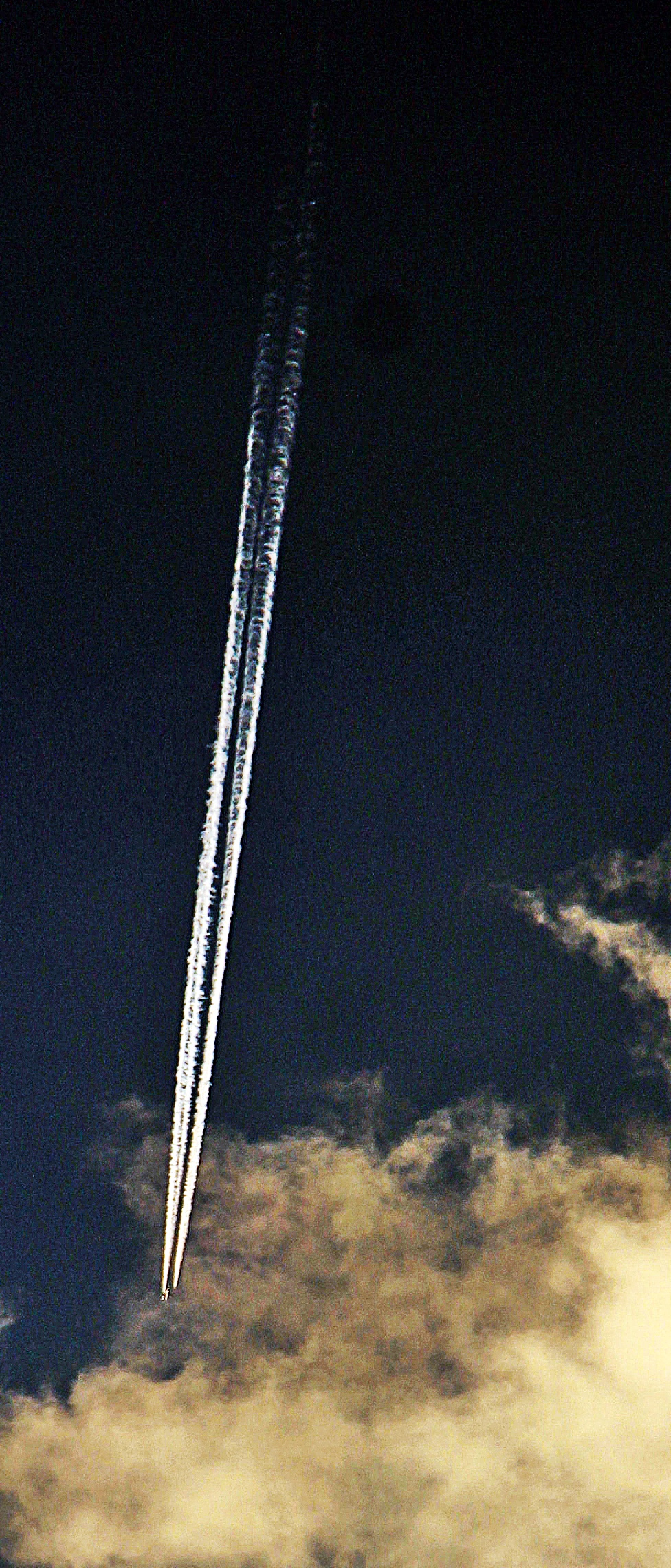 Je nach Flughöhe können Flugzeuge die Wolkendecke über- , unter- oder durchfliegen.
https://de.wikipedia.org/wiki/Luftverkehr

Aufnameort: Eiershausen
Kamera: Canon EOS 1300D