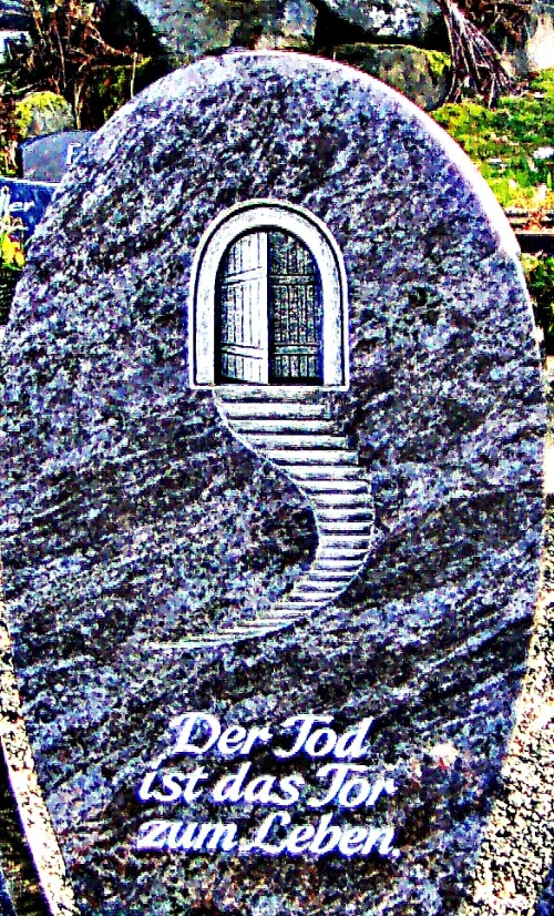 Ein Grabstein, der einen gewissen Glauben vermitteln hilft.
https://de.wikipedia.org/wiki/Grabstein

Aufnameort: Eiershausen Friedhof
Kamera: Medion Camcorder