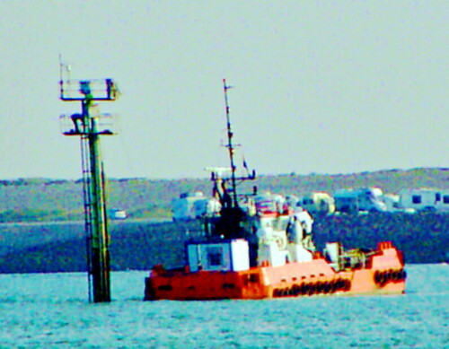 Ein Schlepper ankert vor dem Strand von Beachboom.
https://de.wikipedia.org/wiki/Schiff

Aufnameort: Im Nordosten von Renesse(Holland)
Kamera: Medion Camcorder