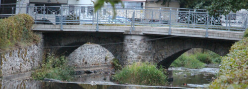 Eine befahrbare Brücke in der Nähe des Marktplatzes Eibelshausen
https://de.wikipedia.org/wiki/Eibelshausen

https://www.youtube.com/watch?v=YAtF4yImRHc
https://www.youtube.com/watch?v=hJljtt5orTs
u. a.

Aufnameort: Eibelshausen in der Nähe des Marktplatzes
Kamera: Canon EOS 700D